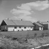 Bostadshus.
Lekande barn.