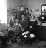 Rumsinteriör, familjegrupp sex personer.
Nilssons 70-årsdag.