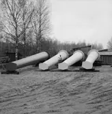 Vretstorpsverken, målning, en man.
Byggnad i bakgrunden.