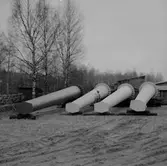 Vretstorpsverken, målning, en man.
Byggnad i bakgrunden.