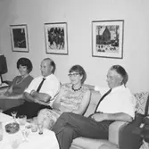 Rumsinteriör, grupp fyra personer.
Carlssons födelsedag.