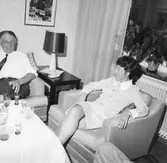 Rumsinteriör, två personer.
Carlssons födelsedag.