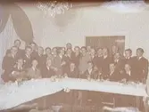 Gösta Pettersson (Kumla).
Interiör, gruppbild, 27 herrar vid dukat bord.