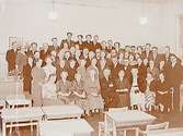 Rynninge skola, 40 års jubileum, interiör, gruppbild.