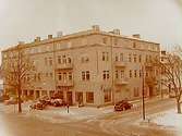 Marmor/Mosaikbolaget.
 Bostadshus i fyra våningar.
Rudbecksgatan 2/Västra gatan 11, 1960-talet.