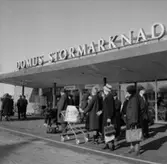 Konsums Domus stormarknad, öppnandet, kunder utanför.