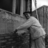 Byggnadsarbete, en man.
Oscaria (beställare ?).
BPA- murare, södersaneringen.
Göran 