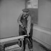 Byggnadsarbete, interiör, en man.
Oscaria (beställare ?).