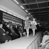 Oscarias nya affär, skoaffärsinteriör, modevisning.