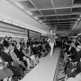 Oscarias nya affär, skoaffärsinteriör, modevisning.