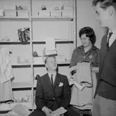 Oscarias nya affär, skoaffärsinteriör, modevisning.