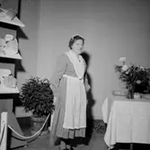 Interiör, en kvinna i folkdräkt.
Fru Elsa Johansson