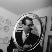 Rumsinteriör, en man.
Fred Beijer, Oscaria Skofabrik.
Bilden tagen för 40-års porträtt.