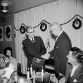 Avskedsfest för L.C. chefen Torsten Östergren, interiör, grupp.