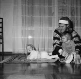 Rumsinteriör, familjegrupp tre personer.
Familjen Bengt Seger
Bilden tagen för julkort.