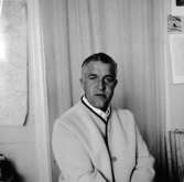 En man, bröstbild.KarlssonBilden tagen för pass.