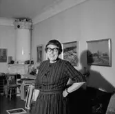 Interiör, en kvinna.
Konstnär Inga Berg