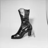 En sko - känga.
Oscaria Skofabrik.