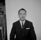 En man, bröstbild.
Oscaria Skofabrik.