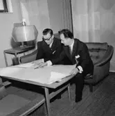 Konsum Domus stormarknad, möbelavdelningen, interiör, två män.