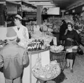 Konsum, affärsinteriör, kunder och personal, demonstration av livsmedel.