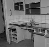 Invalidlägenheter (handikappanpassade lägenheter),  interiör av köket.
Stiftelsen Hyresbostäder.