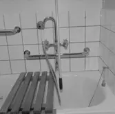 Invalidlägenheter (handikappanpassade lägenheter),  interiör av badrummet.
Stiftelsen Hyresbostäder.