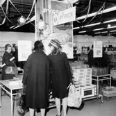 Konsum Domus, affärsinteriör, kunder och personal, demonstration av Pyrex-produkter.