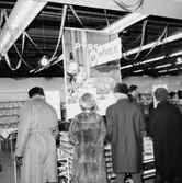 Konsum Domus, affärsinteriör, kunder och personal, demonstration av Pyrex-produkter.