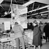 Konsum Domus, affärsinteriör, kunder och personal, demonstration av Pyrex-produkter.