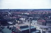 Utsikt, 1967.
Skorstenen på Norlings bryggeri.
Fabriksgatan med ölhallen Tunnan i bruna huset till höger om skorstenen. Kraftverket med skorsten och ackumulatorkupoler i bakgrunden.