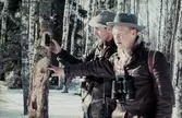 Kvismaren 25 mars 1956. Ragnar Edberg och Olle Liljeberg kollar hackspettshål.