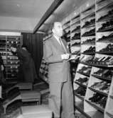 Konsum, affärsinteriör, skoavdelningen, kunder och personal.