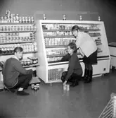 Västra Yrkesskolan, detaljhandel, interiör, tre personer.