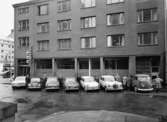 Wigrell & Co, personalen vid bilarna. Byggnad i bakgrunden.
Slottsgatan 19, Örebro.