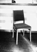 En stol.
Wigrell & Co.