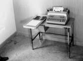 Skrivbord och skrivmaskin.
Wigrell & Co.