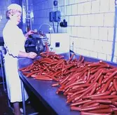 Robertsons Charkuteri, interiör, korvtillverkning, en kvinna.