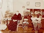 Rumsinteriör, en äldre kvinna.Augusta Karlro, 85 år. Beställare: Åhnberg?