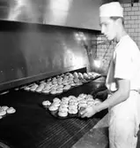 Konsum Bageriet, interiör, en man.
