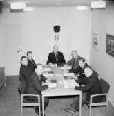 Rumsinteriör, grupp sju män vid bordet.
Metalls styrelse på Medborgarhuset.
