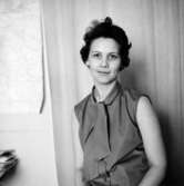 En kvinna, bröstbild.Fru MacikBilden tagen för pass.