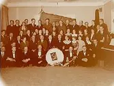 Gruppbild, Sveriges Postmannaförb. Örebro avd.
Musikinstrument: trumma, saxofon, piano, klarinett, fiol.