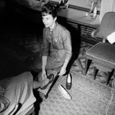 Oscaria skoaffär, interiör, skoprovning.
Bilden tagen för annons.