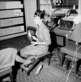 Oscaria skoaffär, interiör, skoprovning.
Bilden tagen för annons.