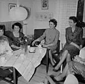 Rumsinteriör, släktgrupp fyra kvinnor.
Anna-Maja Löfqvists 50-årsdag.