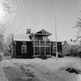 Bostadshus.
Familjen Löfqvists-Lindskogs hus i vinterskrud.