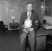 Wigrell & Co, kontorsinteriör, en man. Prisutdelning.