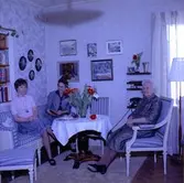 Rumsinteriör, familjegrupp tre personer, födelsedag.
Löfqvist