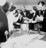 Rumsinteriör, grupp, högtid.
Länsarkitekt Borg